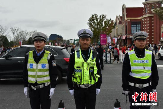 大丰交警在荷兰花海景区前道路执勤.