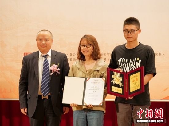 东方红木家俱艺术馆馆长姚向东为获奖者颁奖.