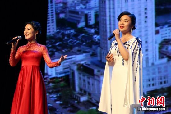 女声二重唱《蓝印花》. 陆建国 摄