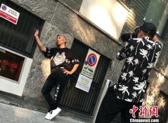 二楼的健身器材边,穿着背心,短裤的刘胜正在辅助二头肌训练用设备