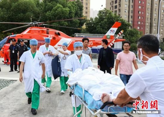 转运医疗队成员快速运送患者进行救治.