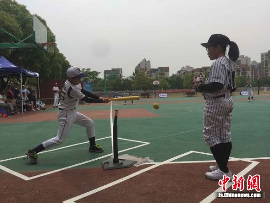 南京市软式棒垒球比赛参赛600名运动员举行长沙田径运动员图片