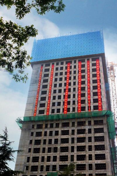 紫辉时代广场项目现场,坚实伟岸的4#楼建筑主体上挂满了醒目的楼体墙