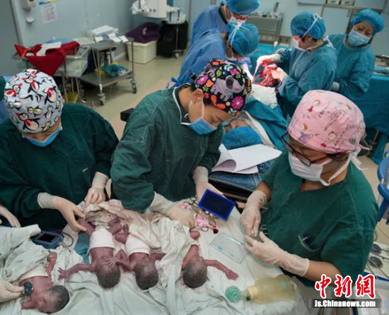 四胞胎在徐州医院出生 医护人员细心照顾宝妈已出院