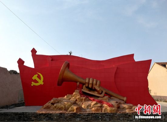 张后屯村口设置的巨型红色革命造型雕塑.