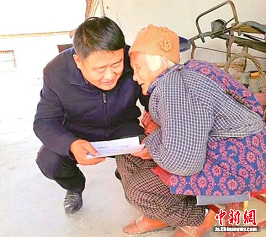 孤寡老人对上门帮扶的党员夏永说悄悄话 胡昌辉摄