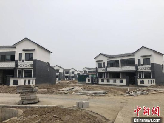 正东新型农村社区二期内道路即将铺设 于从文 摄