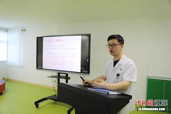 专家讲座。 钱群华 摄