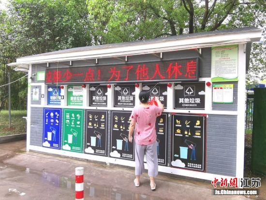 民)(众)(在)(进)(行)(垃)(圾)(分)(类)(。葛)(勇)( 摄)(