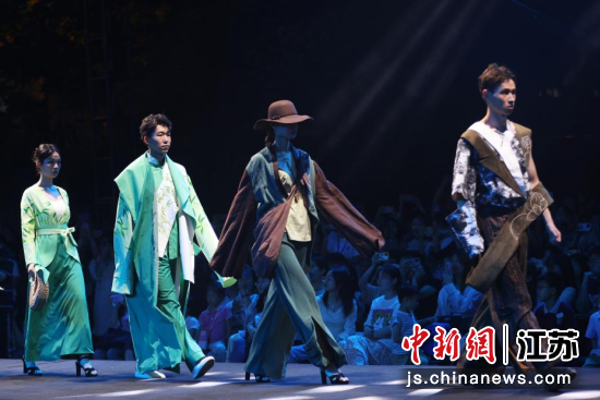 南京特殊教育师范学院上演以“元炁”为主题的毕业生服装设计作品秀，这些作品还参加了今年在北京举办的中国国际大学生时装周。中新社记者 泱波 摄
