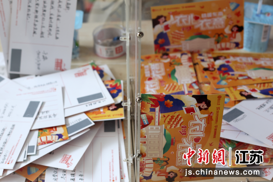 东南大学全新设计冬衣发放现场活动，根据前期调研，选取刮奖这一集娱乐、偶然、幸运、惊喜于一体的方式。中新网记者 泱波 摄