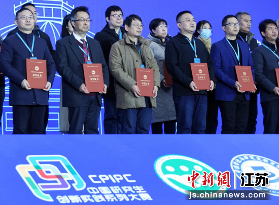 中国研究生数学建模竞赛旨在为广大研究生运用数学建模方法探究实际问题、开展学术交流、培养团队意识搭建平台，助力基础学科高层次创新人才培养。中新网记者 泱波 摄