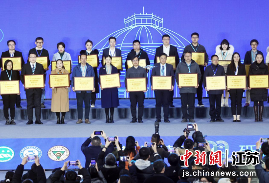 20年来，中国研究生数学建模竞赛坚持服务国家战略需求，聚焦国家重点领域科技前沿，设置前沿性和创新性赛题，不断拓展研究生的学术视野。中新网记者 泱波 摄