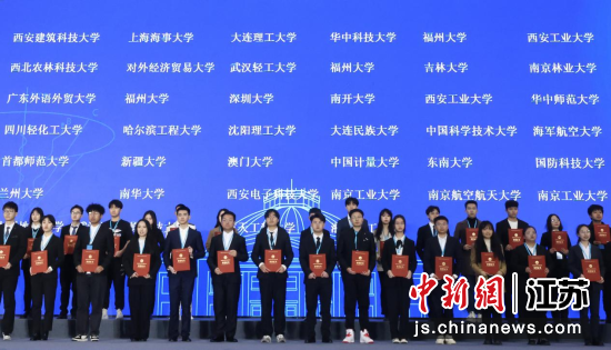 会上还为“数模之星”冠军北京理工大学“京工数学建模队”、“数模之星”亚军东南大学“蔚蓝天空队”、“数模之星”季军西安交通大学“饮水思源队”颁奖。中新网记者 泱波 摄