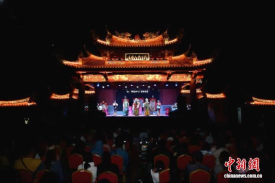 两岸传统戏曲同台演绎引来阵阵喝彩。 昆山市台办供图 两岸传统戏曲同台演绎引来阵阵喝彩。 昆山市台办供图