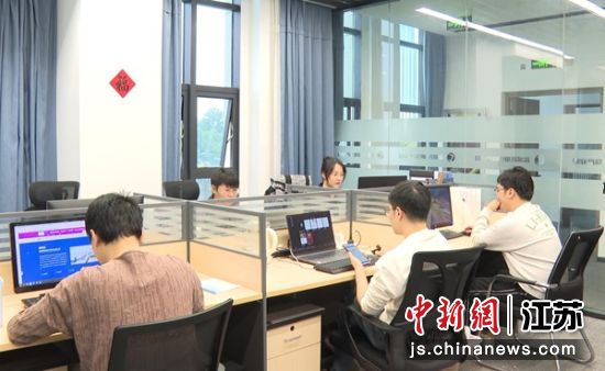 德普盈跨境电商外贸综合服务平台的工作人员忙着为c端商家办理收结汇业务。 钱伟伟 摄 德普盈跨境电商外贸综合服务平台的工作人员忙着为c端商家办理收结汇业务。 钱伟伟 摄