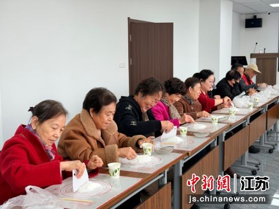 社区居民制作重阳糕。琵琶街道 供图 社区居民制作重阳糕。琵琶街道 供图