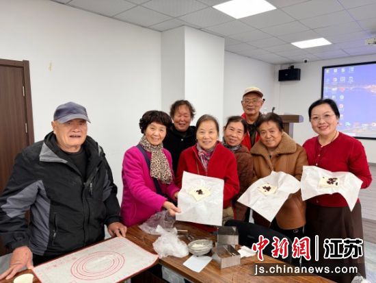 居民们展示制作好的重阳糕。琵琶街道 供图 居民们展示制作好的重阳糕。琵琶街道 供图