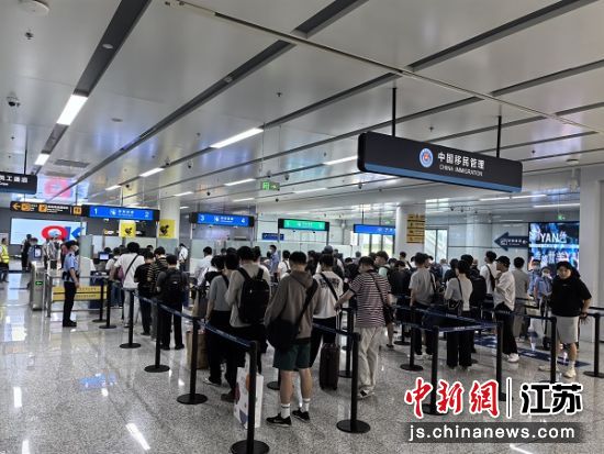 外国旅客在机场通关。李俊 摄 外国旅客在机场通关。李俊 摄