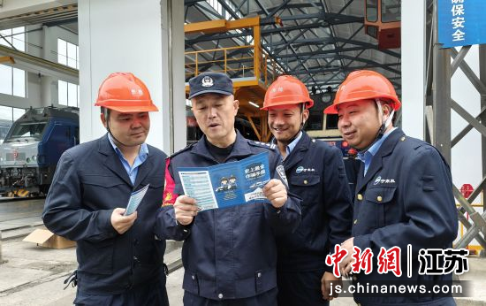 民警走进车间开展反诈宣传。南京铁路公安处南京东站派出所供图 民警走进车间开展反诈宣传。南京铁路公安处南京东站派出所供图