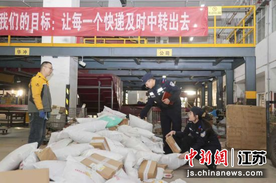 民警对辖区一家快递企业的寄递物品进行检查。陆华 摄 民警对辖区一家快递企业的寄递物品进行检查。陆华 摄