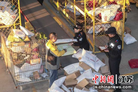 民警实地检查企业的各项安全制度的落实情况。陆华 摄 民警实地检查企业的各项安全制度的落实情况。陆华 摄