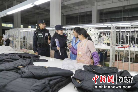 民警指导企业员工用手机扫码关注“国家反诈中心”政务号。沭阳县公安局 供图 民警指导企业员工用手机扫码关注“国家反诈中心”政务号。沭阳县公安局 供图