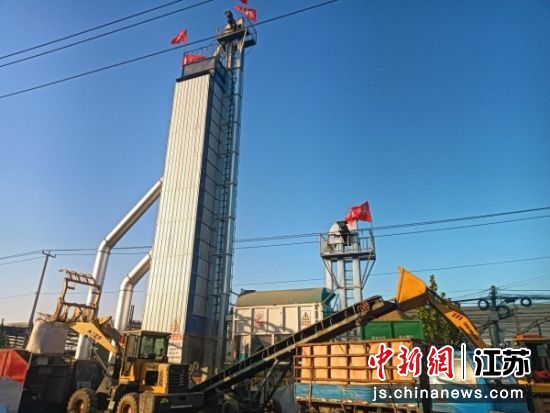 滕庄社区烘干塔24小时不间断工作。仝艳艳 摄 滕庄社区烘干塔24小时不间断工作。仝艳艳 摄