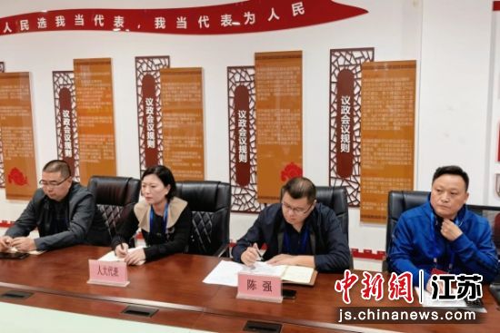 人大代表认真聆听各科室报告。 环城街道 供图 人大代表认真聆听各科室报告。 环城街道 供图