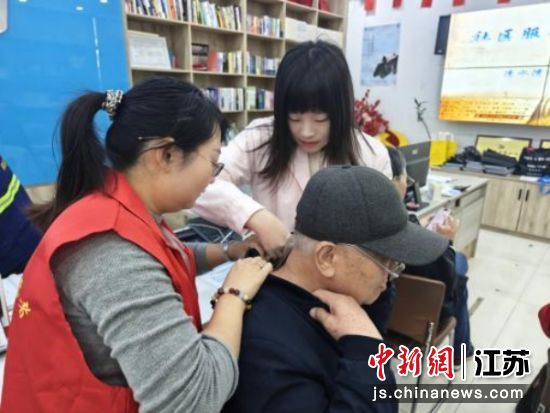 清水湾社区为居民们贴上特制敷贴。琵琶街道 供图 清水湾社区为居民们贴上特制敷贴。琵琶街道 供图