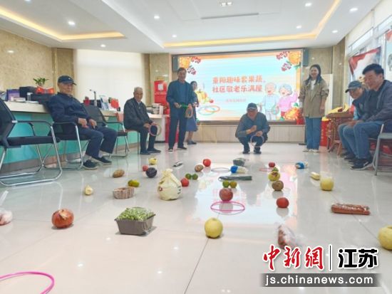 居民们手持套圈套果蔬。琵琶街道 供图 居民们手持套圈套果蔬。琵琶街道 供图