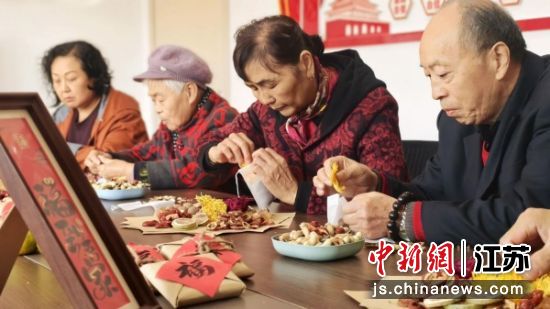 居民们制作养生茶包。琵琶街道 供图 居民们制作养生茶包。琵琶街道 供图
