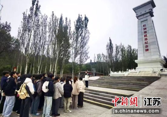 “红旗渠就是纪念碑”前现场教学。顾清 摄 “红旗渠就是纪念碑”前现场教学。顾清 摄