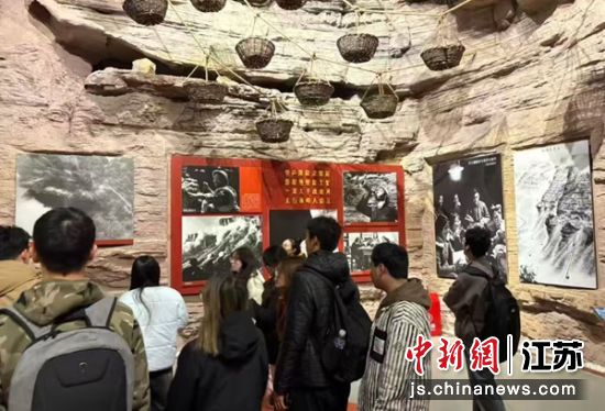 师生参观红旗渠纪念馆。顾清 摄 师生参观红旗渠纪念馆。顾清 摄