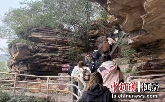 师生沿红旗渠步道实地研学。顾清 摄 师生沿红旗渠步道实地研学。顾清 摄