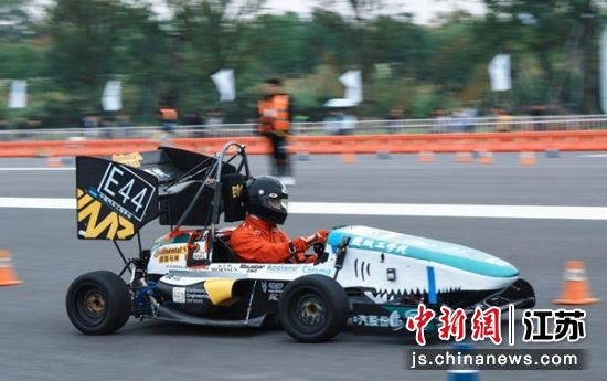 大学生方程式赛车比赛现场。徐忠华 供图 大学生方程式赛车比赛现场。徐忠华 供图