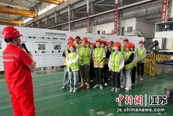 大一学生参加“企业开放日”活动。徐忠华 供图 大一学生参加“企业开放日”活动。徐忠华 供图