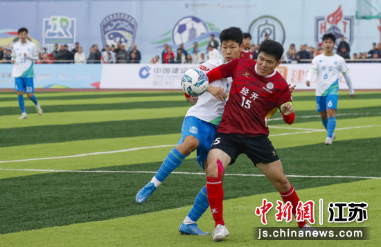 10月26日,句容队球员蔡欣睿(左)在比赛中拼抢。句容市委宣传部 供图 10月26日,句容队球员蔡欣睿(左)在比赛中拼抢。句容市委宣传部 供图