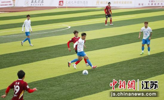 10月26日,球员在2025镇江市足球联赛第一轮镇江经开区队和句容队的比赛中。句容市委宣传部 供图 10月26日,球员在2025镇江市足球联赛第一轮镇江经开区队和句容队的比赛中。句容市委宣传部 供图