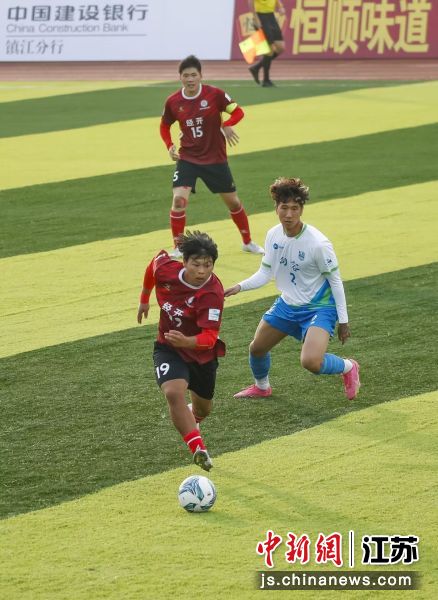 10月26日,镇江经开区队球员王健(左)在比赛中突破。句容市委宣传部 供图 10月26日,镇江经开区队球员王健(左)在比赛中突破。句容市委宣传部 供图