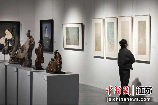 观众在展厅内欣赏展出的艺术作品。中新网记者 泱波 摄 观众在展厅内欣赏展出的艺术作品。中新网记者 泱波 摄