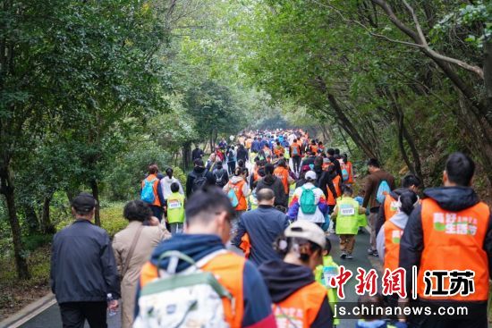 九月九惠山登山节现场;2、亲子家庭走进江苏惠山国家森林公园;3、活动奖牌也是满满的熊猫元素。朱浩 摄 九月九惠山登山节现场;2、亲子家庭走进江苏惠山国家森林公园;3、活动奖牌也是满满的熊猫元素。朱浩 摄