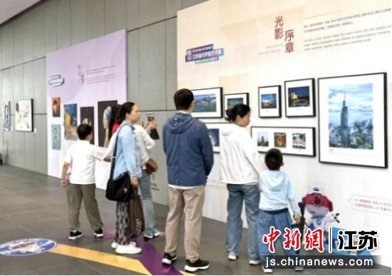 参观者欣赏摄影作品。南京市江宁区委宣传部 供图 参观者欣赏摄影作品。南京市江宁区委宣传部 供图