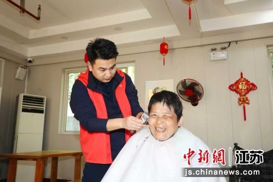 “传承重阳礼,共叙桑榆情”主题活动。2、志愿者为老人理发。东坎街道 供图 “传承重阳礼,共叙桑榆情”主题活动。2、志愿者为老人理发。东坎街道 供图