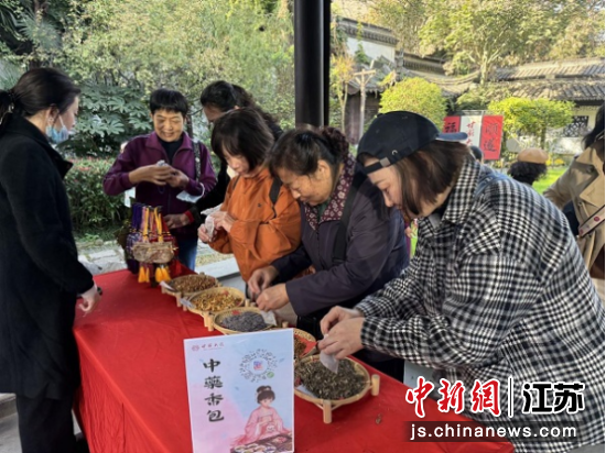 市民游客体验香囊制作过程。南京市民俗博物馆 供图 市民游客体验香囊制作过程。南京市民俗博物馆 供图