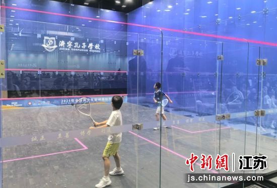 队员在比赛中。盐城市青少年壁球队供图 队员在比赛中。盐城市青少年壁球队供图