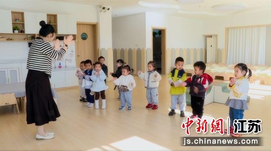 盐都区托育综合服务指导中心根据不同年龄段孩子的生长发育特点,制定个性化早教课程。 商林生 摄 盐都区托育综合服务指导中心根据不同年龄段孩子的生长发育特点,制定个性化早教课程。 商林生 摄