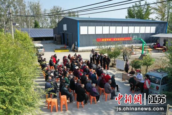 老人们齐聚一堂,为村集体经济发展建言献策。唐献军 摄 老人们齐聚一堂,为村集体经济发展建言献策。唐献军 摄