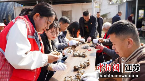 捆蟹比赛现场。唐献军 摄 捆蟹比赛现场。唐献军 摄