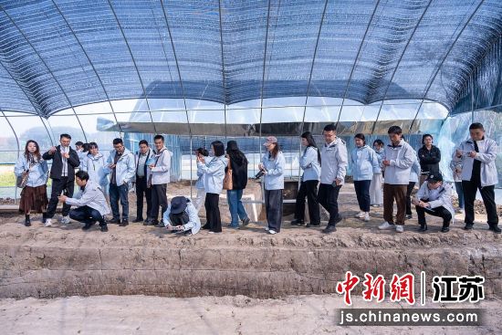 主题采访活动启动;2、斗山遗址考古现场;3、走进企业调研。锡山区委宣传部供图 主题采访活动启动;2、斗山遗址考古现场;3、走进企业调研。锡山区委宣传部供图